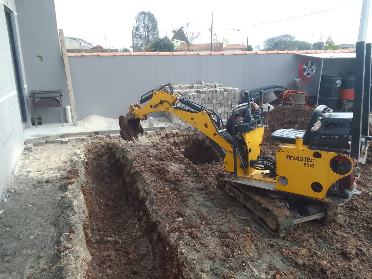 Mini escavadeira - abertura de vala